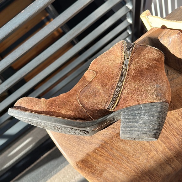 Born genuine leather bootie, rubber sole size 8 - Picture 6 of 14